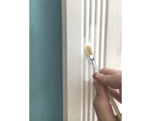 Natírání profilované lišty štětcem