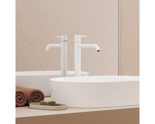 Koupelnová scéna se dvěma umyvadly a vodovodními bateriemi