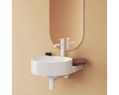 Moderní interiér koupelny s kulatým umyvadlem, baterií a zrcadlem