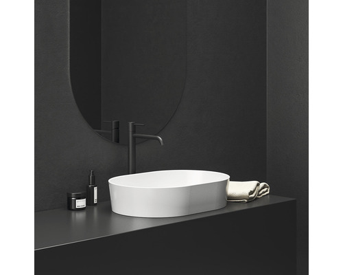 Moderní koupelna s umyvadlem na desku, baterií a zrcadlem