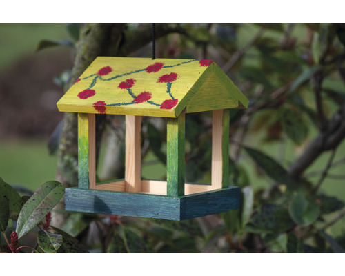 Malovaný dřevěný krmítko pro ptáky k zavěšení
