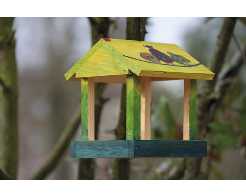 Krmítko pro ptáky ze dřeva s namalovanými ptáky