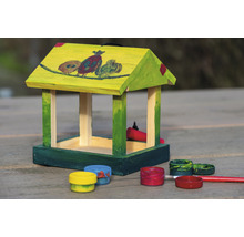 Malovaný dřevěný ptačí budka s barvami a štětcem