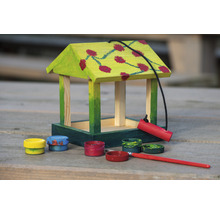 Malovaný ptačí budka s barvami a štětcem