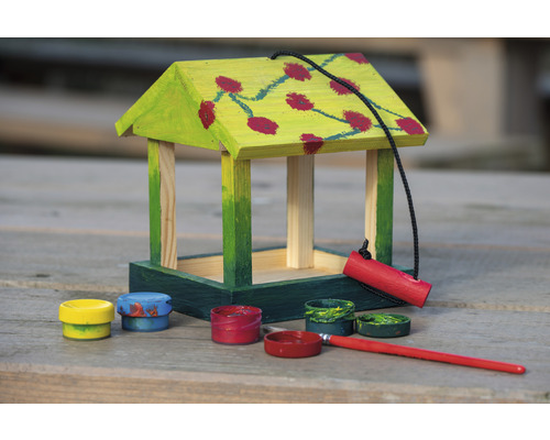 Malovaný ptačí budka s barvami a štětcem