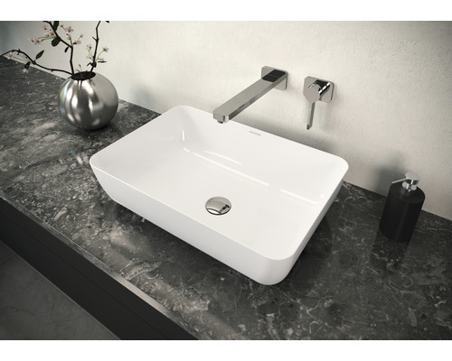 Umyvadlo na desce s vodovodní baterií a dávkovačem mýdla