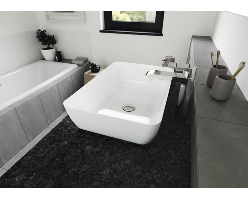 Koupelna s umyvadlem na desku, baterií a vanou