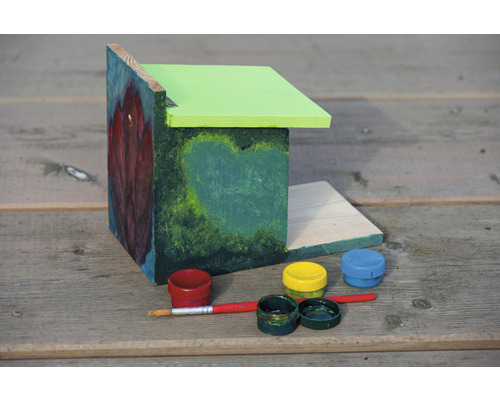 Malovaný ptačí budka s barvami a štětcem