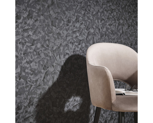 Detailní záběr nástěnné tapety s abstraktní texturou a částí židle