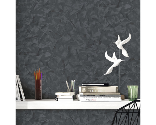 Dekorativní interiér s šedým designem stěn, knihovnou a dekoracemi