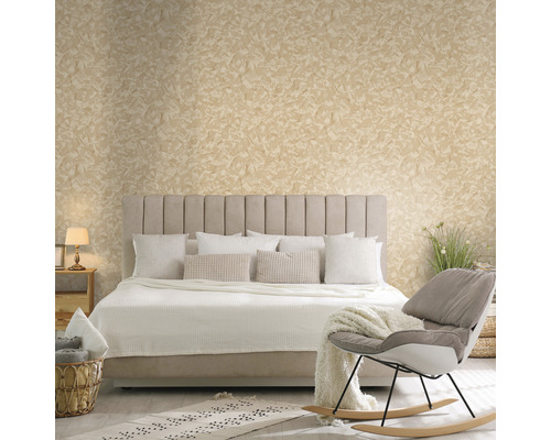 Ložnice s postelí, polštáři, dekou, křeslem a dekorativní nástěnnou malbou