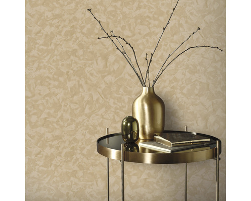 Nástěnná dekorace s technikou špachtle a dekorativní aranžmá na odkládacím stolku