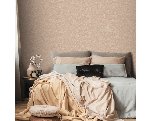 Ložnice s postelí a vzorovanou nástěnnou tapetou