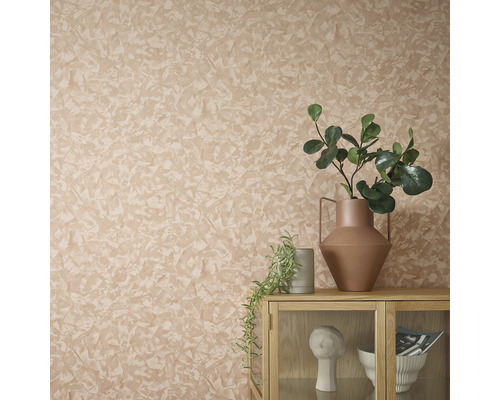 Dekorativní stěna s omítkovou strukturou nad příborníkem s vázami a dekoracemi