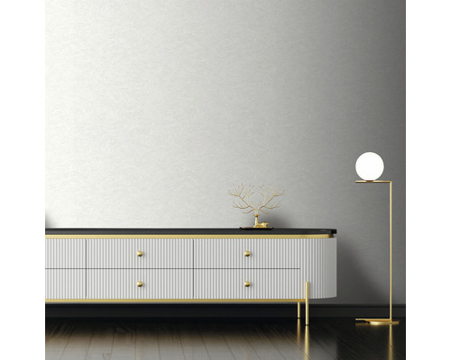 Obývací pokoj s nízkou skříňkou, stojací lampou a dekorací