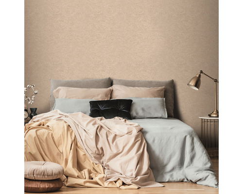 Ložnice se vzorovanou tapetou za postelí.