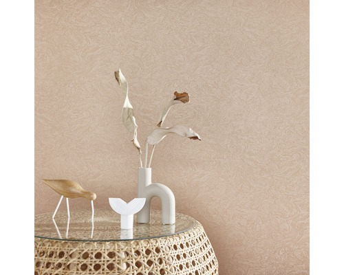 Dekorativní tapeta s mramorovým vzorem, kombinovaná se stolem s dekorací