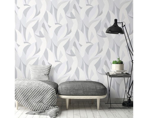 Obývací pokoj s vzorovanou tapetou, sedacím nábytkem a stojací lampou