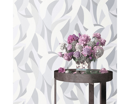 Tapeta s květinovým vzorem a stůl s kyticí květin