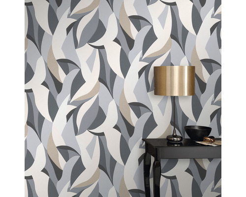 Obývací pokoj s grafickou tapetou a stolem s lampou