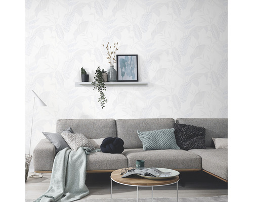 Obývací pokoj s vzorovanou tapetou, pohovkou a dekorací