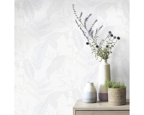 Dekorativní pokoj s botanickou tapetou a vázami na dřevěné skříni