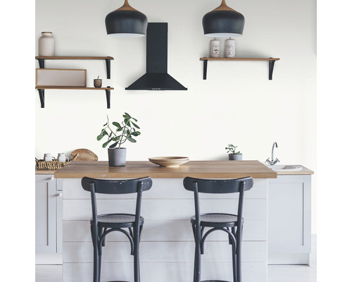 Kuchyňská scéna s digestoří, policemi, závěsnými svítidly a kuchyňským ostrovem s barovými stoličkami.