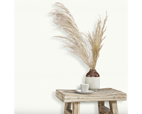 Dekorativní scéna s vázou, sušenými květinami, šálkem a stoličkou