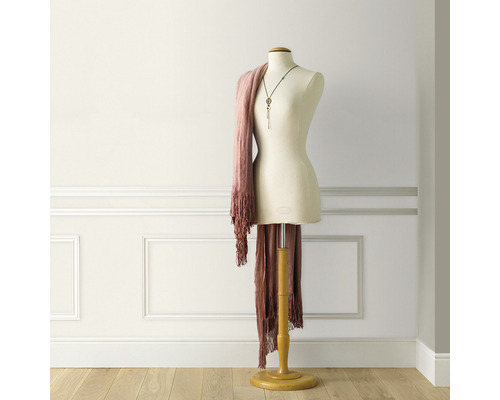 Krejčovská panna s šálou a náhrdelníkem