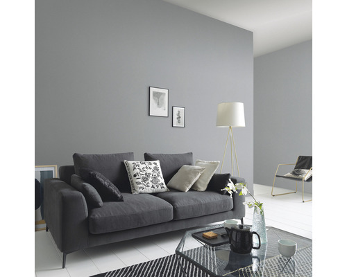 Obývací pokoj s pohovkou, stojací lampou a konferenčním stolkem