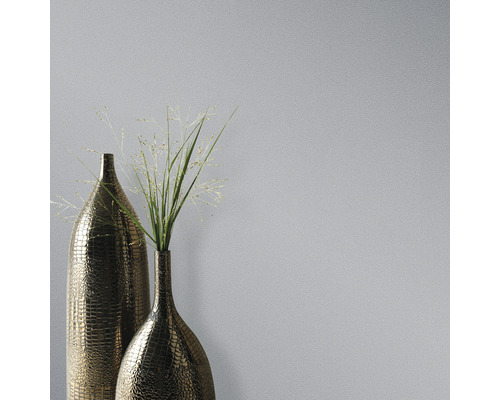 Detail šedé strukturované tapety se dvěma vázami