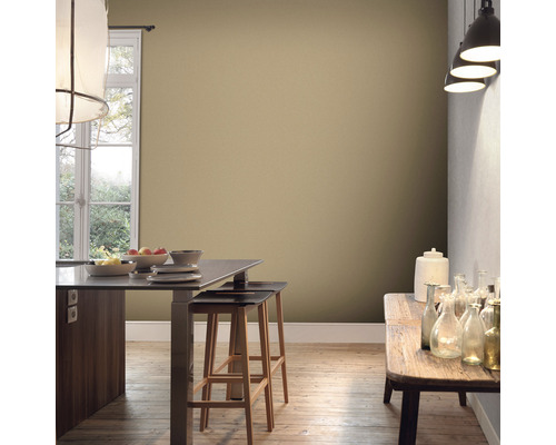 Světlá kuchyně s dřevěnou podlahou, jídelním stolem a židlemi před stěnou