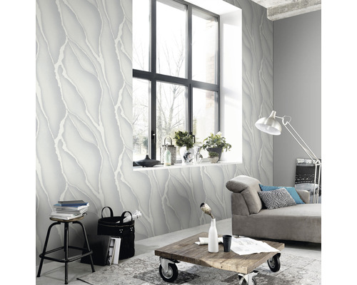 Světlý obývací pokoj se šedou tapetou s mramorovým vzorem, oknem a nábytkem