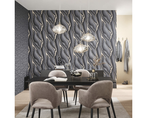 Jídelna s jídelním stolem, židlemi, závěsnými svítidly a vzorovanou tapetou