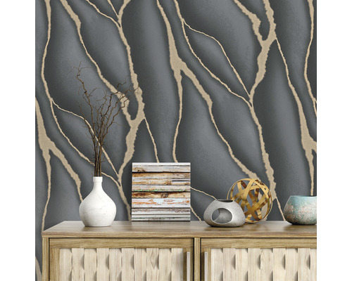 Dekorativní pokoj s šedou tapetou a zlatým vzorem na dřevěné komodě