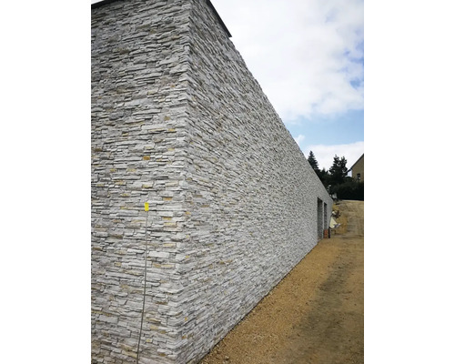 Stěna domu s kamenným obkladem