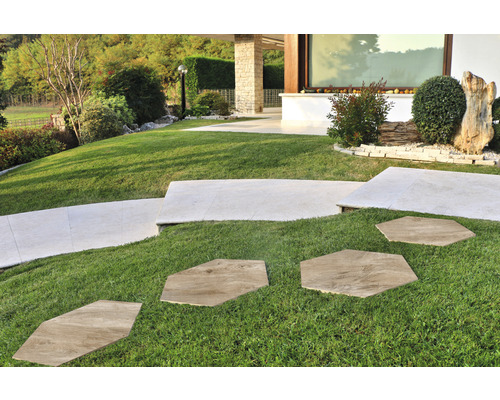 Zahradní krajina s trávníkem a cestou z kamenných desek