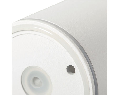 Detail kulatého bílého svítidla s těsnicím kroužkem