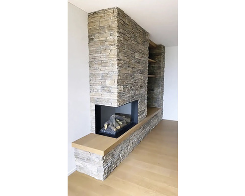 Zděný krb s policemi a ohništěm