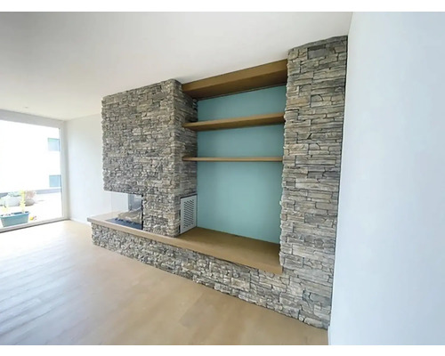 Obývací pokoj s kamenným krbem a policí