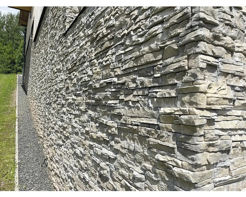 Stěna domu obložená obkladovými pásky