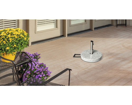 Terasa se stojanem na slunečník, květinami a posezením