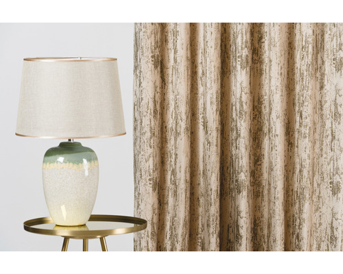 Dekorativní scéna se stolní lampou a závěsem