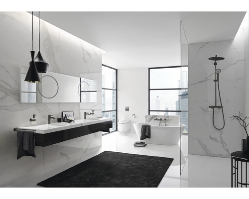 Světlá koupelna s umyvadlem, vanou a sprchou