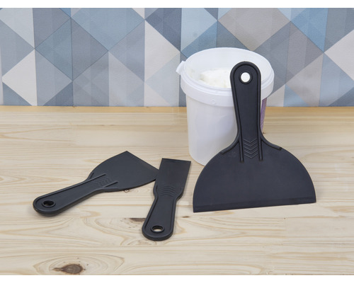 Tmel v kbelíku se třemi plastovými špachtlemi