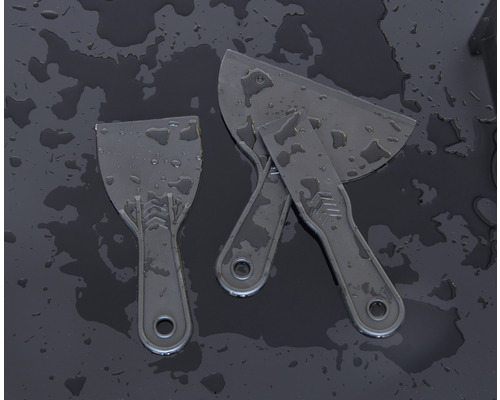 Tři plastové špachtle na tmavém pozadí