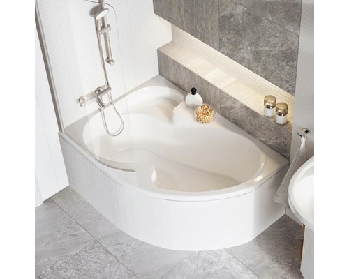 Rohová vana s sprchovou baterií v koupelně