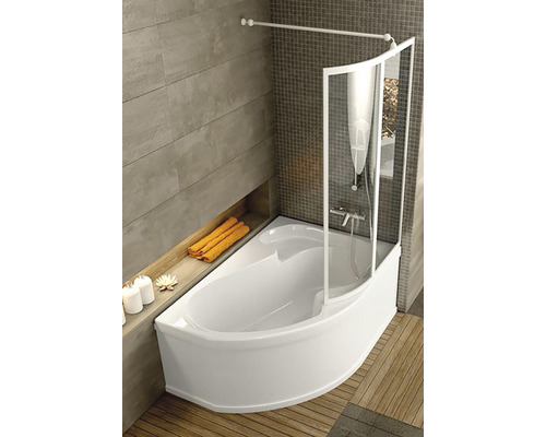 Bílá vana se sprchovou zástěnou v koupelně