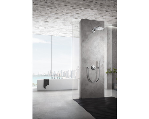 Koupelna se sprchou, vanou a výhledem na město