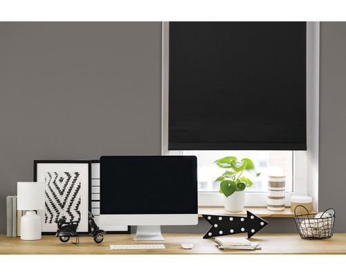 Pracovna s černou roletou v okně